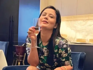 A picture of another party by Mahua is also viral. In this, she is seen drinking something.