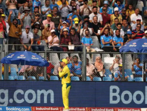 David Warner showing his gratitude to Mumbai fans support.